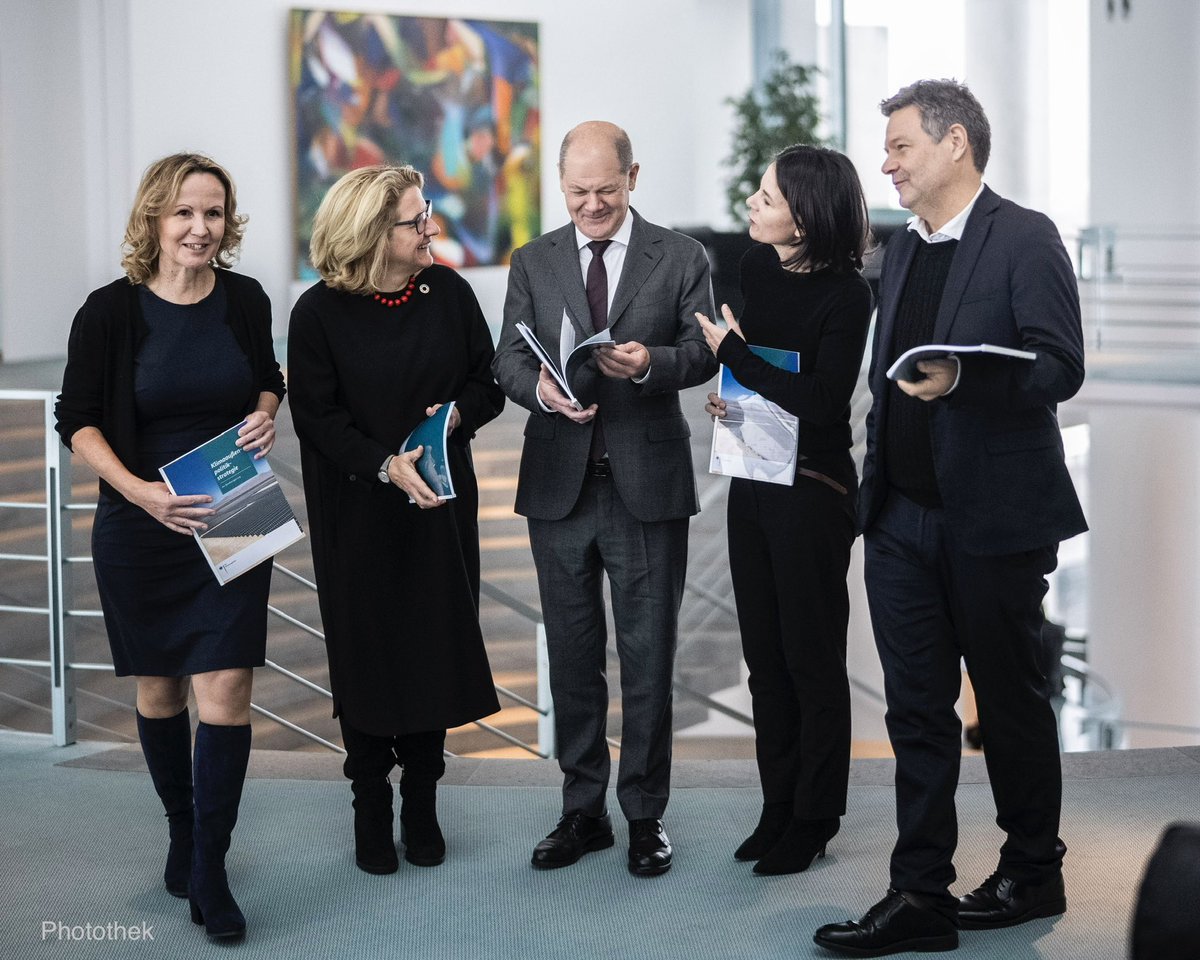 Die Bundesminister*innen Lemke, Schulze, Baerbock, Habeck und Bundeskanzler Scholz mit jeweils einem Exemplar der Klimaaußenpolitiksstrategie in der Hand.