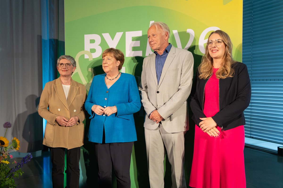 Auf dem Bild zu sehen ist von links nach rechts die Fraktionsvorsitzende Britta Haßelmann, die Bundeskanzlerin a.D. Angela Merkel, der ehemalige Bundestagsabgeordnete Jürgen Trittin und die Fraktionsvorsitzende Katharina Dröge.