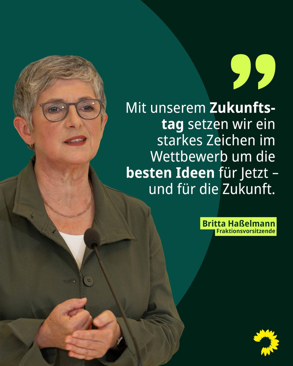 Auf dunkel grünem Hintergrund ist die Fraktionsvorsitzende Britta Haßelmann beim Statement der Grünen Bundestagsfraktion zu sehen. Rechts neben ihr steht das Zitat: Mit unserem Zukunftstag setzen wir ein starkes Zeichen im Wettbewerb um die besten Ideen für Jetzt - und für die Zukunft.